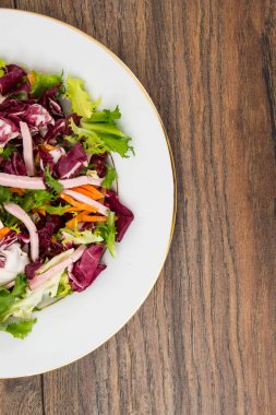 Nar ve jambon salata karışımı