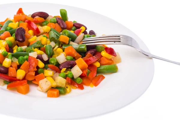 Здоровое питание: приготовленные на пару овощи на белой тарелке — стоковое фото