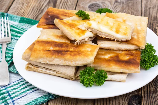 Белая тарелка с конвертами из тонкого армянского хлеба лаваш жареный — стоковое фото