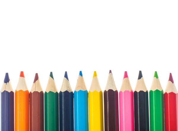 линия цветных карандашей на белом фоне
