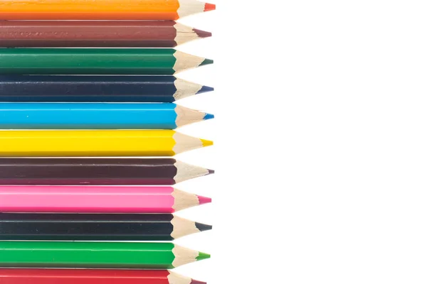 Beyaz arka plan üzerinde renkli kalemler hattı — Stok fotoğraf