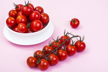 Pembe bir arka plan üzerinde organik kiraz domates.