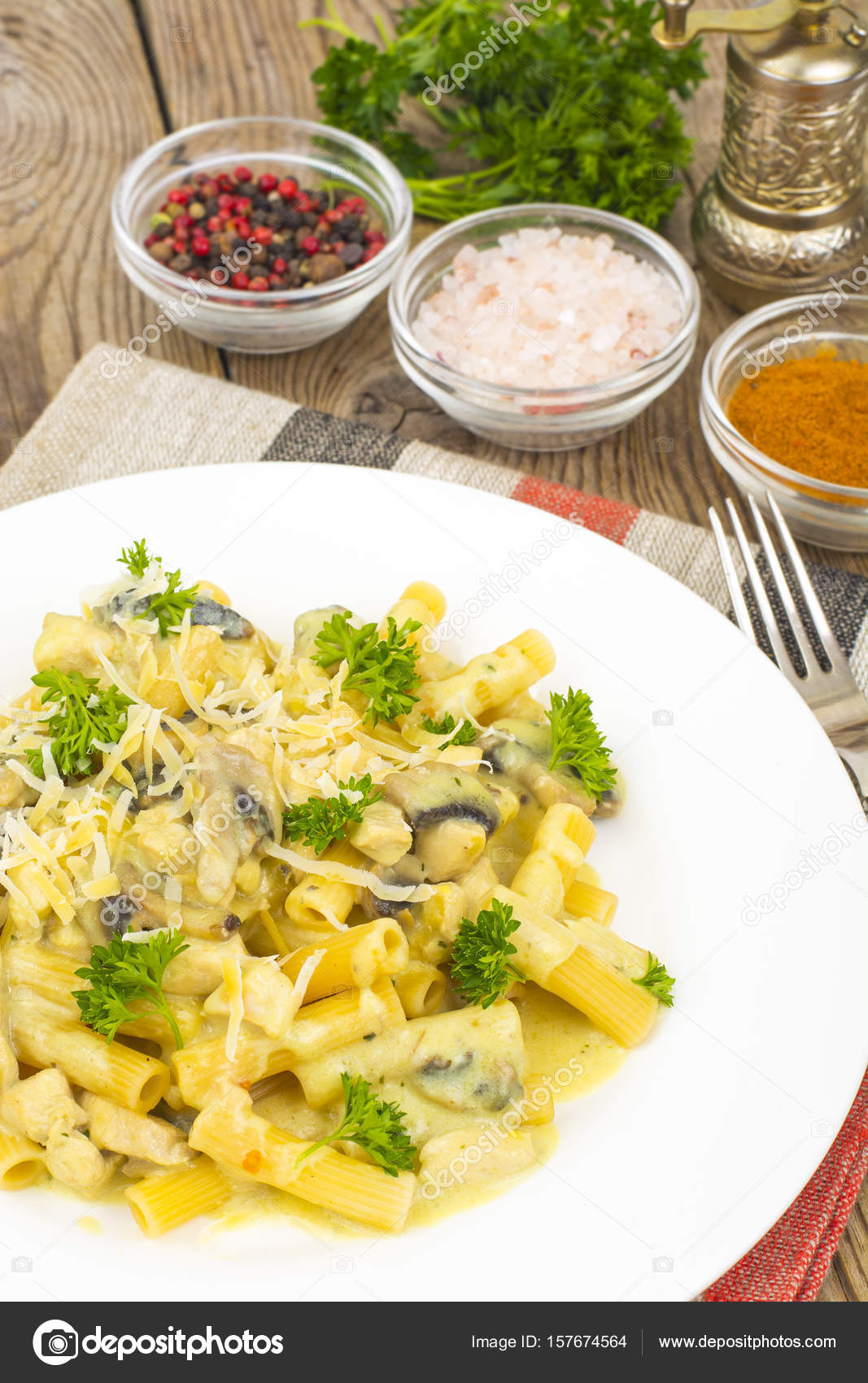 Pasta con salsa de champinones y queso crema