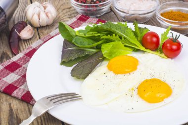 Yumurta, kırsal kahvaltı arka plan üzerine taze yeşil salata