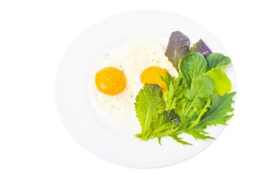 Breakfast.Fried Yumurta karışımı salata yaprakları ile.