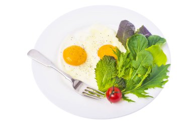 Breakfast.Fried Yumurta karışımı salata yaprakları ile.