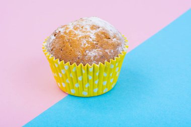 Lezzetli kek pastel arka plan üzerinde. Çok az yiyecek konsepti.