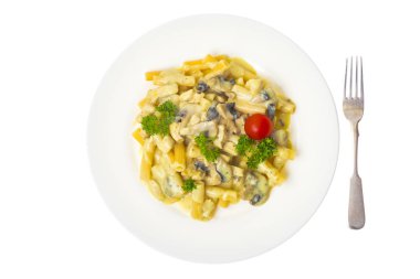 Makarna sosu, mantar, tavuk beyaz plaka üzerinde.