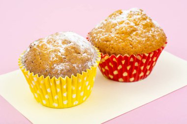 Pastel pembe bir arka plan üzerinde tatlı vanilyalı kek.