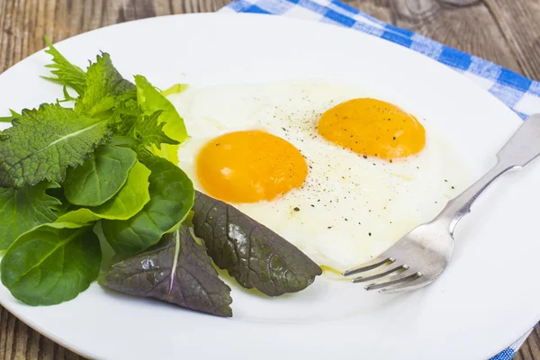 Yumurta, kırsal kahvaltı arka plan üzerine taze yeşil salata — Stok fotoğraf