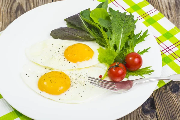 农村早餐的鸡蛋，新鲜的蔬菜沙拉上的背景 — 图库照片