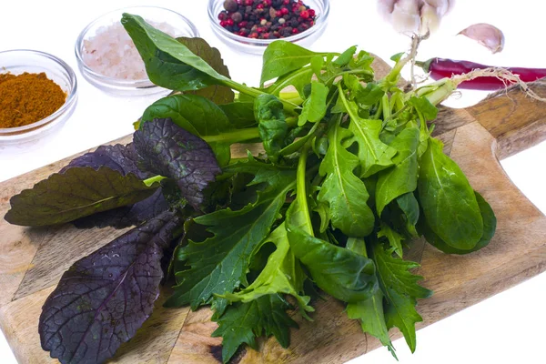 Vitamine mix van verse groene kruiden voor salades op houten bord. — Stockfoto