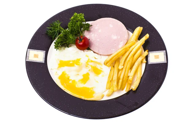 Вкусный сытный обед или завтрак на тарелке — стоковое фото