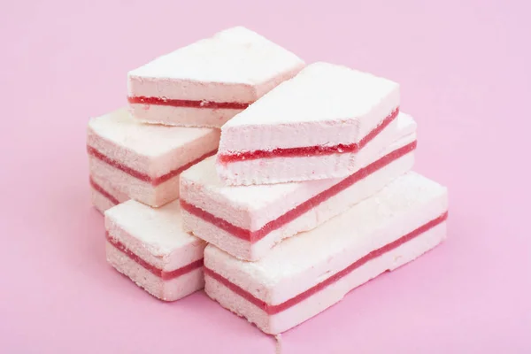 Vit marshmallow med tranbär lager på pastell bakgrund. — Stockfoto