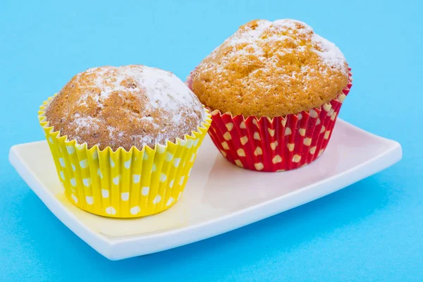 Muffins saborosos em fundo pastel. Conceito mínimo de alimento . — Fotografia de Stock