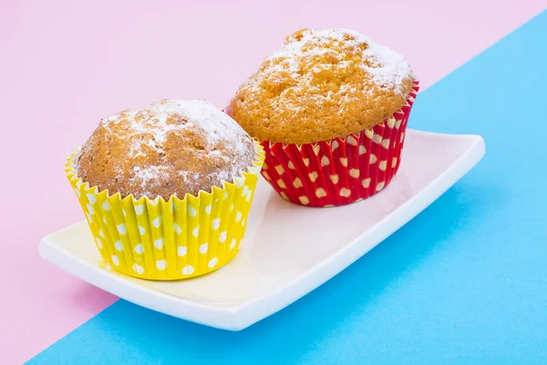 Muffins saborosos em fundo pastel. Conceito mínimo de alimento . — Fotografia de Stock