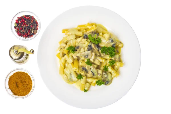 Макарони з соусом, грибами, куркою на білій тарілці . — стокове фото