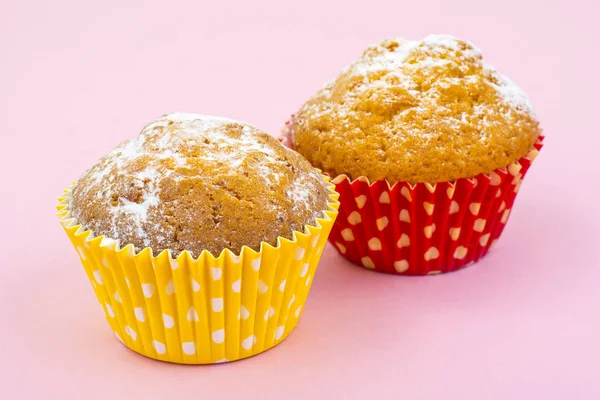 Cupcakes à la vanille sucrée sur fond rose pastel . — Photo