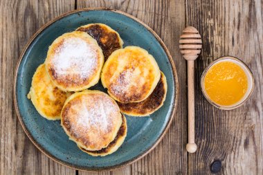 Kahvaltı. Rus geleneksel peynir krep pl