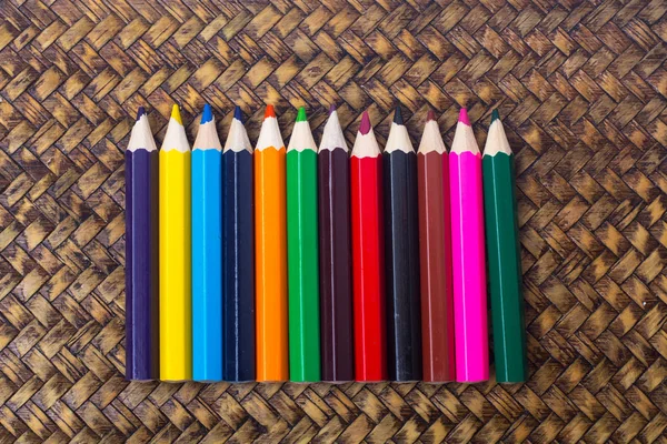 Σχολείο χρωματιστά μολύβια σε φόντο ξύλινη λυγαριά — Φωτογραφία Αρχείου