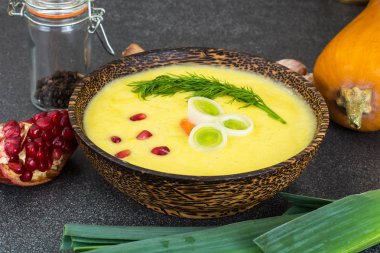 Kabak ve nar ile sebze çorbası