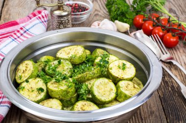 Sıcak otlar ve metal bo sarımsak ile genç kabak salatası
