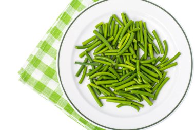 Beyaz plaka ile haşlanmış yeşil fasulye, üstten görünüm