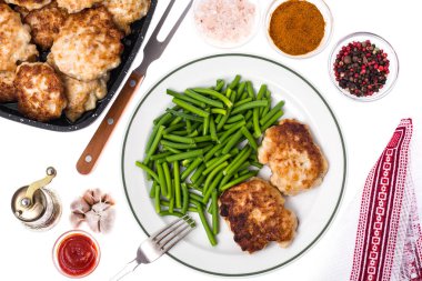 Akşam yemeği için yemekleri kümesi