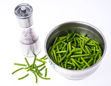 Metal kabın içinde kuşkonmaz fasulye