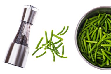 Metal kabın içinde kuşkonmaz fasulye