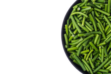 Beyaz zemin üzerine yeşil fasulye tavada parçaları kesilmiş