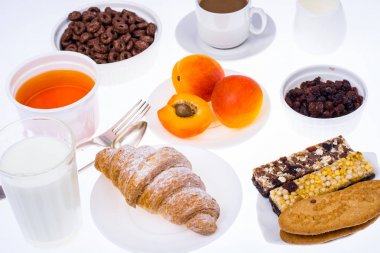 Kahvaltı Masası kruvasan, müsli, süt, bal ve meyve ile