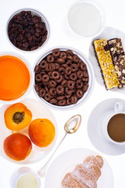 Kahvaltı Masası kruvasan, müsli, süt, bal ve meyve ile