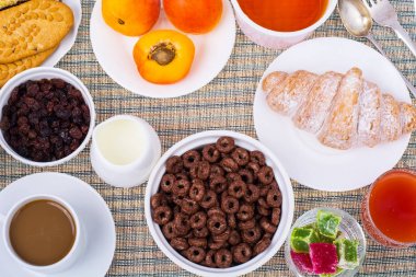 Kahvaltı Masası kruvasan, müsli, süt, bal ve meyve ile