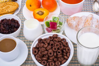 Kahvaltı Masası kruvasan, müsli, süt, bal ve meyve ile