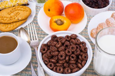 Kahvaltı Masası kruvasan, müsli, süt, bal ve meyve ile