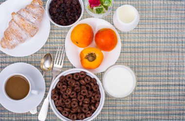 Kahvaltı Masası kruvasan, müsli, süt, bal ve meyve ile