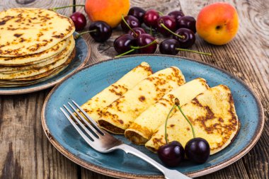 Geleneksel Rus kahvaltı krep meyve ve ballı