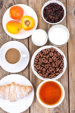 Çikolata tahıl gevreği, kahve, süt, kruvasan ve meyve b