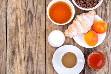 Çikolata tahıl gevreği, kahve, süt, kruvasan ve meyve b