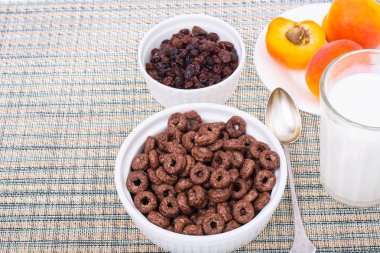 Kahvaltıda sütlü çikolata elebaşı