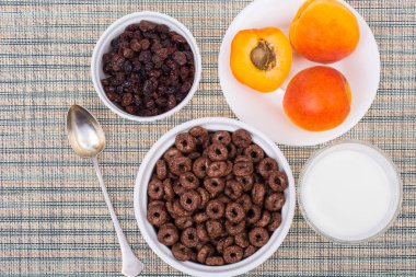 Kahvaltıda sütlü çikolata elebaşı