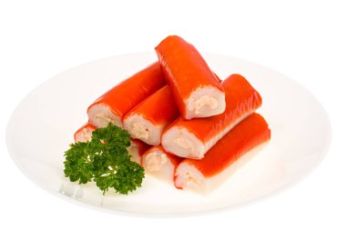 Beyaz arka plan üzerinde peynir ile doldurulmuş surimi Yengeç sopa
