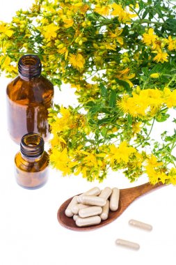 St Johns wort üzerinden doğal kapsül