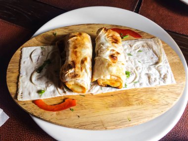 Fried kömür peynirli pide, ızgara. Ermeni çanak