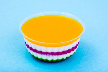 Süt meyve jöle parlak zemin üzerine.