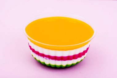 Süt meyve jöle parlak zemin üzerine.