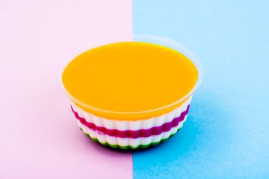 Süt meyve jöle parlak zemin üzerine.