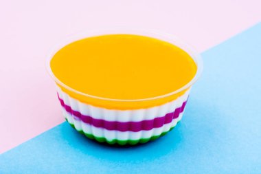 Süt meyve jöle parlak zemin üzerine.