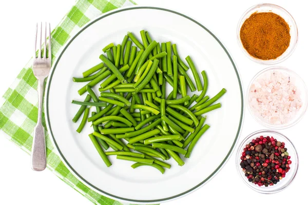 Beyaz plaka ile haşlanmış yeşil fasulye, üstten görünüm